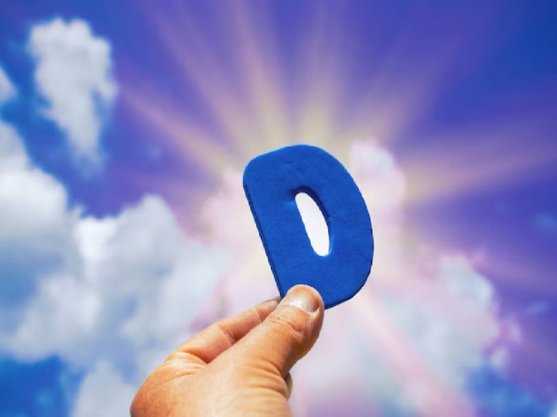 ভিটামিন ডি: রোদ বা সূর্যালোক ভিটামিন নামেও পরিচিত, এই ভিটামিন হাড় এবং দাঁতের স্বাস্থ্যের জন্য গুরুত্বপূর্ণ। ত্বকের এপিডার্মিসে ভিটামিন ডি উপস্থিত থাকে এবং শুষ্ক ত্বক ভিটামিন ডি-এর অভাবের অন্যতম গুরুত্বপূর্ণ লক্ষণ। ভিটামিন ডি ত্বকের প্রতিরক্ষামূলক বাধা গঠনের জন্যও দায়ী যা ত্বককে তার প্রতিরক্ষা শক্তিশালী করতে এবং এমনকি ব্রণ, বলি এবং সূক্ষ্ম রেখা প্রতিরোধ করতে সহায়তা করে।