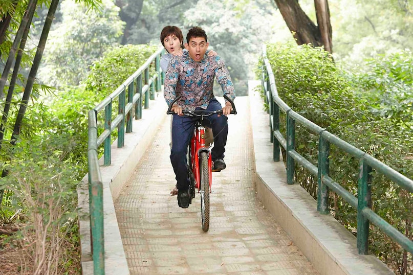 राजकुमार हिरानो को लगा कि उनकी फिल्म पीके का सेकेंड पार्ट या क्लाइमैक्स क्रिस्टोफर नोलेन की इंसेप्शन की तरह है, तो उन्होंने तुरंत अपनी फिल्म की कहानी का रुख मोड़ दिया. ये ही खासियत उन्हें लीक से हटकर अलग बनाती हैं, क्योंकि राजकुमार हिरानी अपनी हर फिल्म में जी-जान लगा देते हैं. राजकुमार हिरानो को लगा कि उनकी फिल्म पीके का सेकेंड पार्ट या क्लाइमैक्स क्रिस्टोफर नोलेन की इंसेप्शन की तरह है, तो उन्होंने तुरंत अपनी फिल्म की कहानी का रुख मोड़ दिया. ये ही खासियत उन्हें लीक से हटकर अलग बनाती हैं, क्योंकि राजकुमार हिरानी अपनी हर फिल्म में जी-जान लगा देते हैं.