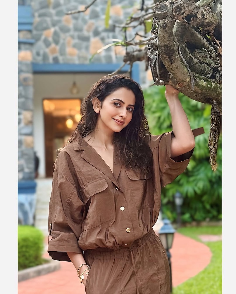 रकुल प्रीत सिंह ने आखिरकार जब शूटिंग शुरू की तो भी उनका हालत में कुछ ज्यादा सुधार नहीं था. वो सीधे बैठने की हालत में भी नहीं थी. उनसे कुर्सी पर बैठा तक नहीं जाता था. लेकिन फिर भी उन्होंने मेकर्स के आर्थिक नुकसान को ध्यान में रखकर शूटिंग की.