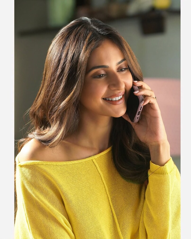 रकुल बताती हैं कि वो अपने फिजियोथेरेपिस्ट को बगल में बैठाकर काम करती थी. फिल्म में हाईवे का एक सीन है जिसकी शूटिंग के दौरान उनका डॉक्टर बेड बगल में ही रखता, जैसे ही शूट खत्म होता वो लेट जाती और सबकुछ सेट होने से पहले तक लेटी रहतीं.