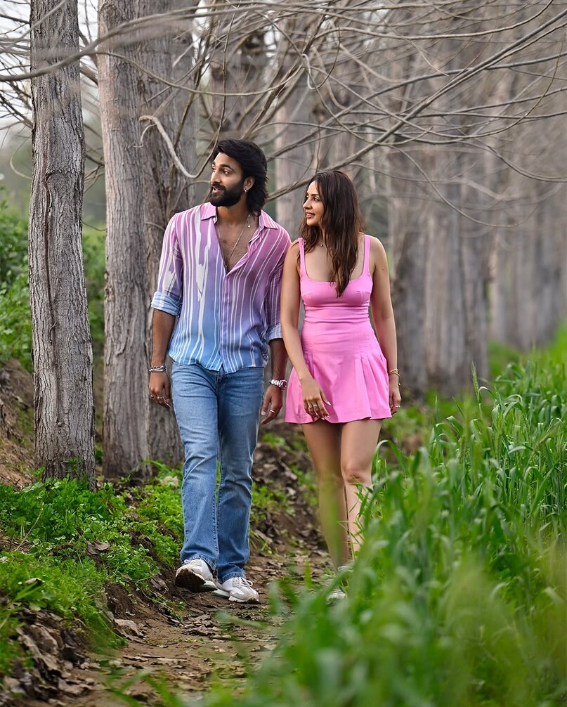 उनकी मेहनत आखिरकार रंग लाई. 'दे दे प्यार दे 2' 2019 में आई पहली फिल्म से अशिष और आयशा की कहानी को आगे बढ़ाती है. इस बार कहानी में पहली बार से भी ज्यादा पंच हैं. 