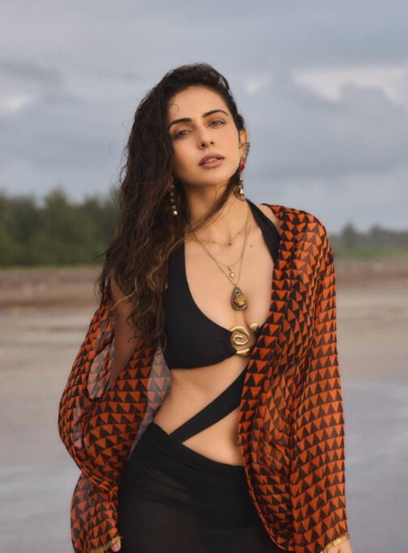 सीक्वल में, आशिष आयशा के माता-पिता से शादी की अनुमति लेने के लिए जाता है. हालांकि, शुरुआत में वे जोड़े के उम्र के अंतर को लेकर चिंतित होते हैं, लेकिन उन्हें यह जानकर झटका लगता है कि आशिष वास्तव में आयशा के पिता की उम्र का है. फिल्म मजेदार पलों से भरी हुई है. 