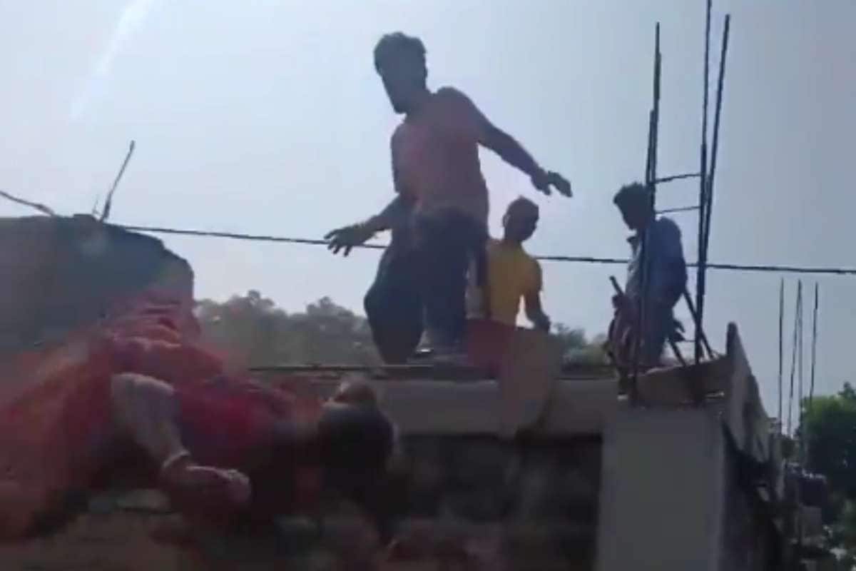 क्‍या TMC के कार्यकर्ता ने महिला BJP वर्कर को छत से फेंका बंगाल के रायदीघी का वीडियो खौफनाक