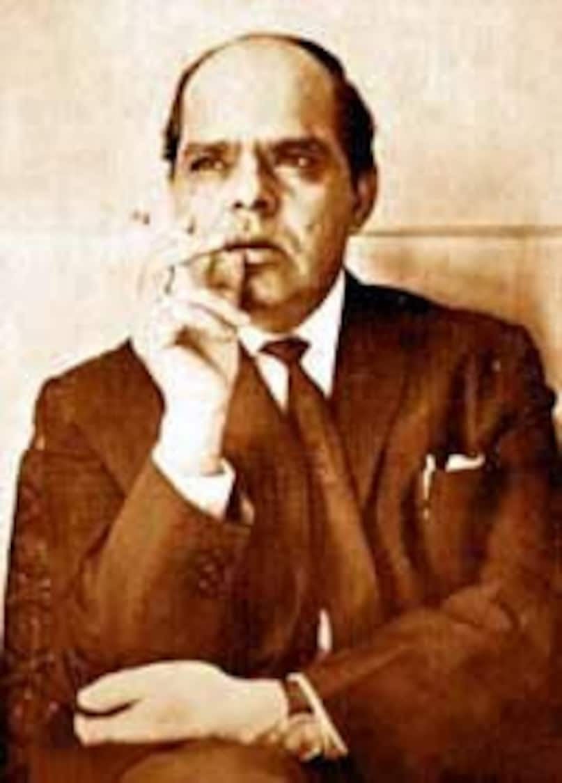 Popularly known as Roshan, he trained at Marris College, Lucknow, under Pandit S. N. Ratanjankar, one of India’s most respected classical musicians.