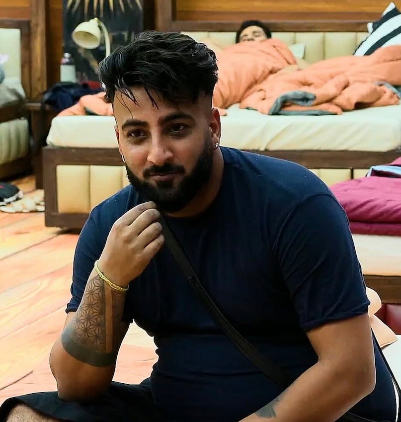 शहबाज बदेशा: शहबाज बदेशा, जिन्होंने अमृतसर के दिल्ली पब्लिक स्कूल में पढ़ाई की, माना जाता है कि उन्होंने खालसा कॉलेज से ग्रैजुएशन किया है. हालांकि उनकी पढ़ाई की बाकी जानकारी स्पष्ट नहीं है, लेकिन सांस्कृतिक कार्यक्रमों में उनकी प्रारंभिक भागीदारी ने उनके संगीत और मनोरंजन के प्रति प्रेम को पोषित किया. उनकी यात्रा दर्शाती है कि कैसे स्कूल-स्तरीय अनुभव से बिग बॉस के मंच तक जुनून बढ़ सकता है.