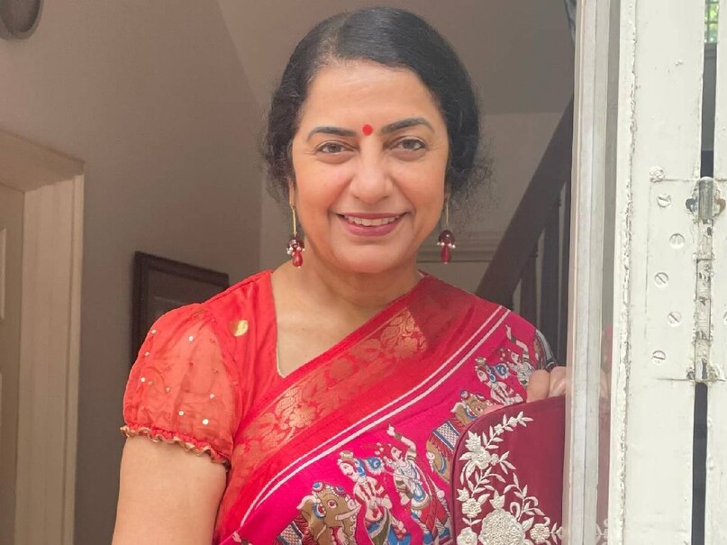 കമൽ ഹാസൻ തന്റെ ചിറ്റപ്പൻ ആണെന്ന കാര്യം ഒരാൾ പോലും അറിയാത്ത വിധം സുഹാസിനി രഹസ്യമായി സൂക്ഷിച്ചു. ഒരിക്കൽ സുഹാസിനിയുടെ കോളേജിന് പുറത്തായി സിനിമാ ഷൂട്ടിംഗ് നടക്കുകയായിരുന്നു. വരുന്നില്ല എന്ന് പറഞ്ഞിട്ടും കൂട്ടുകാരികളുടെ നിർബന്ധത്തിനു വഴങ്ങി അവർ കോളേജിന് പുറത്ത് ഷൂട്ടിംഗ് കാണാൻ പോയി. ഗാനരംഗ ചിത്രീകരണത്തിൽ അഭിനയിക്കുന്നത് കമൽ ഹാസനും. കമൽ ഹാസനെ കണ്ട ആവേശവും ആശ്ചര്യവുമായിരുന്നു പലരുടെയും മുഖങ്ങളിൽ, കമൽ ഹാസൻ തന്റെ ചിറ്റപ്പൻ ആണെന്ന കാര്യം ഒരാൾ പോലും അറിയാത്ത വിധം സുഹാസിനി രഹസ്യമായി സൂക്ഷിച്ചു. ഒരിക്കൽ സുഹാസിനിയുടെ കോളേജിന് പുറത്തായി സിനിമാ ഷൂട്ടിംഗ് നടക്കുകയായിരുന്നു. വരുന്നില്ല എന്ന് പറഞ്ഞിട്ടും കൂട്ടുകാരികളുടെ നിർബന്ധത്തിനു വഴങ്ങി അവർ കോളേജിന് പുറത്ത് ഷൂട്ടിംഗ് കാണാൻ പോയി. ഗാനരംഗ ചിത്രീകരണത്തിൽ അഭിനയിക്കുന്നത് കമൽ ഹാസനും. കമൽ ഹാസനെ കണ്ട ആവേശവും ആശ്ചര്യവുമായിരുന്നു പലരുടെയും മുഖങ്ങളിൽ,