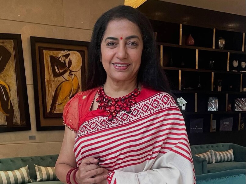 ആൾക്കൂട്ടത്തിൽ ഏറ്റവും പിറകിലായി സുഹാസിനി സ്ഥാനമുറപ്പിച്ചു. കണ്ടതും കമൽ ഹാസൻ പേരുചൊല്ലി വിളിച്ചു. അതും വീട്ടിൽ വിളിക്കുന്ന ഓമനപ്പേര്. 'ചൂ ചൂ ഇവിടെ വാ' എന്നായി കമൽ. കൂടിനിന്ന കൂട്ടുകാരികളുടെ മുന്നിൽ സുഹാസിനി ആകെ ചമ്മി. അതിനേക്കാൾ അമ്പരന്ന സമയമായിരുന്നു കമൽ സുഹാസിനിയെ കോളേജിൽ കൊണ്ടുവിടാൻ വന്നപ്പോൾ ഉണ്ടായത്. ആ വരവ് കാറിലായിരുന്നതിനാൽ, മറ്റാരും കണ്ടിരുന്നില്ല എന്ന് മാത്രം. പാന്റ് ധരിക്കാതെയാണ് അന്ന് കമൽ കാറോടിച്ചിരുന്നത് ആൾക്കൂട്ടത്തിൽ ഏറ്റവും പിറകിലായി സുഹാസിനി സ്ഥാനമുറപ്പിച്ചു. കണ്ടതും കമൽ ഹാസൻ പേരുചൊല്ലി വിളിച്ചു. അതും വീട്ടിൽ വിളിക്കുന്ന ഓമനപ്പേര്. 'ചൂ ചൂ ഇവിടെ വാ' എന്നായി കമൽ. കൂടിനിന്ന കൂട്ടുകാരികളുടെ മുന്നിൽ സുഹാസിനി ആകെ ചമ്മി. അതിനേക്കാൾ അമ്പരന്ന സമയമായിരുന്നു കമൽ സുഹാസിനിയെ കോളേജിൽ കൊണ്ടുവിടാൻ വന്നപ്പോൾ ഉണ്ടായത്. ആ വരവ് കാറിലായിരുന്നതിനാൽ, മറ്റാരും കണ്ടിരുന്നില്ല എന്ന് മാത്രം. പാന്റ് ധരിക്കാതെയാണ് അന്ന് കമൽ കാറോടിച്ചിരുന്നത്