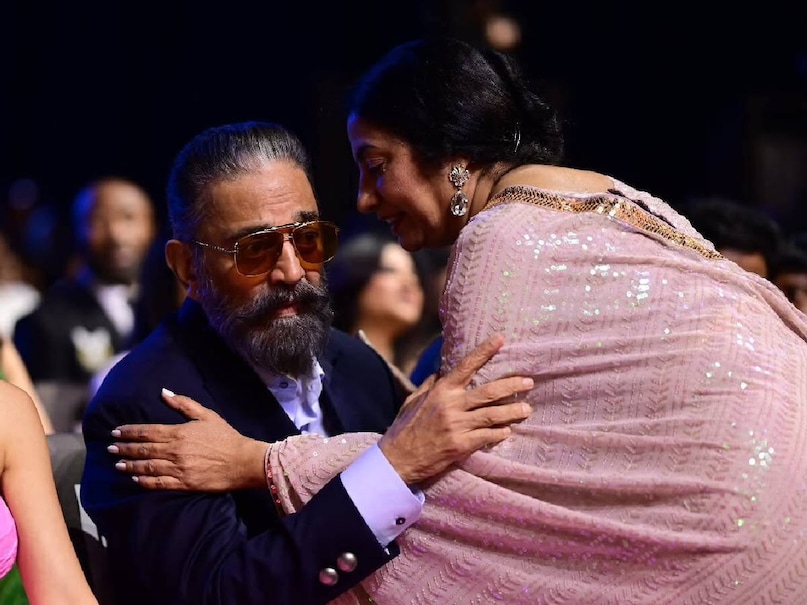 ചിലപ്പോൾ കമൽ സുഹാസിനിയെ തന്റെ പുത്തൻ കാറിൽ കൊണ്ട് വിട്ടിരുന്നു. അക്കാലങ്ങളിൽ പാന്റില്ലാതെയുള്ള ഒരു കരാട്ടെ വേഷമുണ്ടായിരുന്നു. അടിവസ്ത്രം മാത്രം ധരിച്ച് കരാട്ടെ പരിശീലിച്ച ശേഷം, അതേവേഷത്തിൽ സുഹാസിനിയെ കമൽ കോളേജിൽ കൊണ്ടുവിടും. ഒരു ഷോർട്ട്സ് എങ്കിലും ധരിക്കൂ എന്ന സുഹാസിനിയുടെ അഭ്യർത്ഥനയ്ക്ക് മുന്നിൽ, 'ചൂ ചൂ ഞാൻ കാറിനു പുറത്തിറങ്ങില്ല. ഞാനൊരു വലിയ നടനാണ്. എന്നെ വനിതാ കോളേജിന് മുന്നിൽ കാണാൻ പാടില്ല' എന്ന് കമൽ മറുപടി കൊടുത്തിരുന്നു ചിലപ്പോൾ കമൽ സുഹാസിനിയെ തന്റെ പുത്തൻ കാറിൽ കൊണ്ട് വിട്ടിരുന്നു. അക്കാലങ്ങളിൽ പാന്റില്ലാതെയുള്ള ഒരു കരാട്ടെ വേഷമുണ്ടായിരുന്നു. അടിവസ്ത്രം മാത്രം ധരിച്ച് കരാട്ടെ പരിശീലിച്ച ശേഷം, അതേവേഷത്തിൽ സുഹാസിനിയെ കമൽ കോളേജിൽ കൊണ്ടുവിടും. ഒരു ഷോർട്ട്സ് എങ്കിലും ധരിക്കൂ എന്ന സുഹാസിനിയുടെ അഭ്യർത്ഥനയ്ക്ക് മുന്നിൽ, 'ചൂ ചൂ ഞാൻ കാറിനു പുറത്തിറങ്ങില്ല. ഞാനൊരു വലിയ നടനാണ്. എന്നെ വനിതാ കോളേജിന് മുന്നിൽ കാണാൻ പാടില്ല' എന്ന് കമൽ മറുപടി കൊടുത്തിരുന്നു