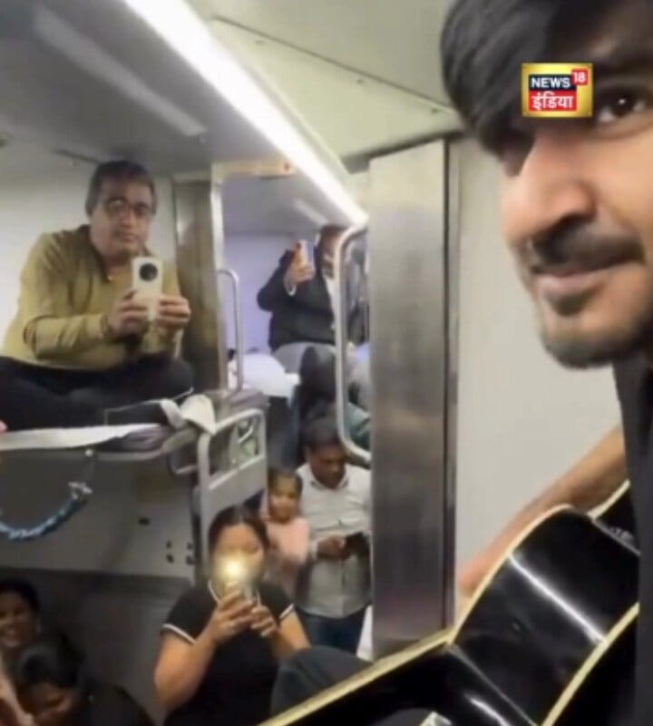 जब ट्रेन की बोगी बनी लाइव कॉन्सर्ट स्टेज! गिटार और आवाज ने बिखेरा जादू देखिए वायरल वीडियो