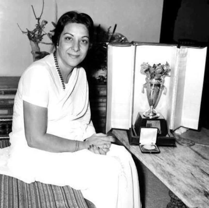 We are talking about Meena Kumari, who died at the age of 38, and the actress who said, ‘Maut mubarak ho Meena…’ on her deathbed was Nargis Dutt. Shocking, right? We are talking about Meena Kumari, who died at the age of 38, and the actress who said, ‘Maut mubarak ho Meena…’ on her deathbed was Nargis Dutt. Shocking, right?