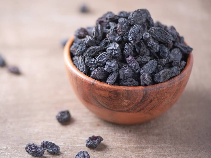 রাজকীয় আয়ুর্বেদিক চিকিৎসালয়ের অভিজ্ঞ চিকিৎসক ডঃ প্রিয়ঙ্কা সিং বলেন, আয়ুর্বেদ অনুযায়ী কালো বড় কিশমিশ একটি অত্যন্ত উপকারী শুকনো ফল, যার অনেক ব্যবহার রয়েছে। এই ফল ক্যালসিয়াম, ভিটামিন, আয়রন, অ্যান্টি-মাইক্রোবায়াল, ফাইবার এবং অ্যান্টিঅক্সিডেন্ট সমৃদ্ধ। সবচেয়ে বড় কথা, মুনাকা রোগ প্রতিরোধ ক্ষমতা বাড়ানোর পাশাপাশি ভাইরাল ইনফেকশন থেকেও রক্ষা করতে সক্ষম। কালো কিশমিশে বীজ থাকে, তবে এমনি কিশমিশে বীজ থাকে না।