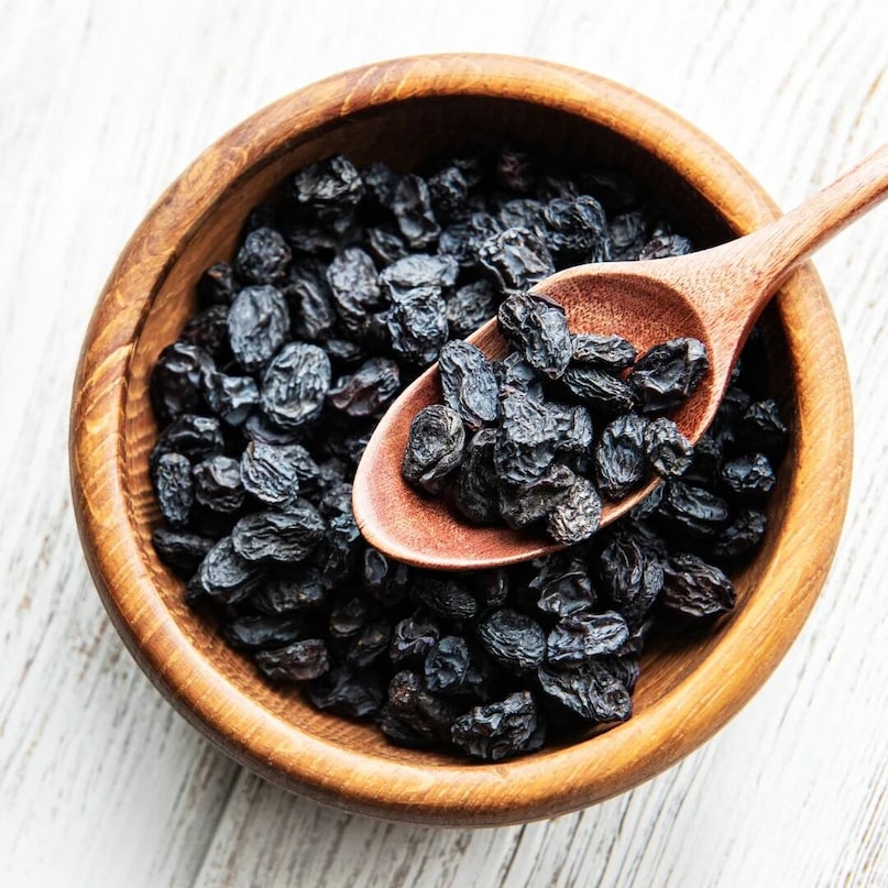 শরীরের দুর্বলতা: শরীরে দুর্বলতা অনুভব হলে, মুনাকা বা খাওয়া উপকারী এবং শক্তি বৃদ্ধি করতে সাহায্য করে। এটি চুল, হাড় এবং চোখের সমস্যা সমাধানেও সহায়তা করে। 