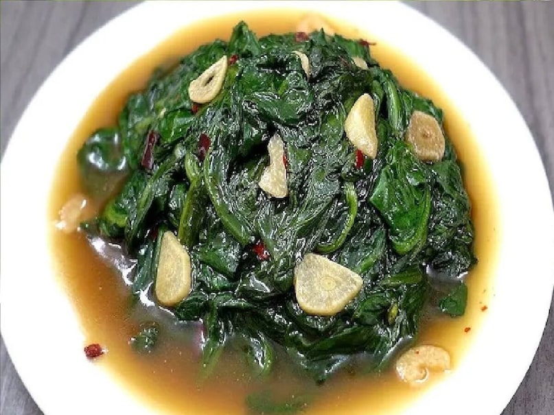 শীতের মরশুমে পালং শাক স্বাস্থ্যের জন্য খুবই উপকারী। পালং শাককে পুষ্টির ভাণ্ডার হিসেবে বিবেচনা করা হয়। এতে রয়েছে উচ্চ পরিমাণে ক্যারোটিনয়েড, ভিটামিন সি, ভিটামিন কে, ফলিক অ্যাসিড, আয়রন এবং ক্যালসিয়াম। এটি খেলে শীতকালে নানা রোগ থেকে মুক্তি পাওয়া যায়। শীতকালে প্রতিদিন পালং শাকের রস তৈরি করে পান করা যেতে পারে।