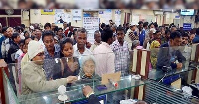 महिला को बार-बार आ रहे फोन कॉल्स से बैंक मैनेजर को शक हुआ और उन्होंने महिला के सारे रुपये बचा लिए.