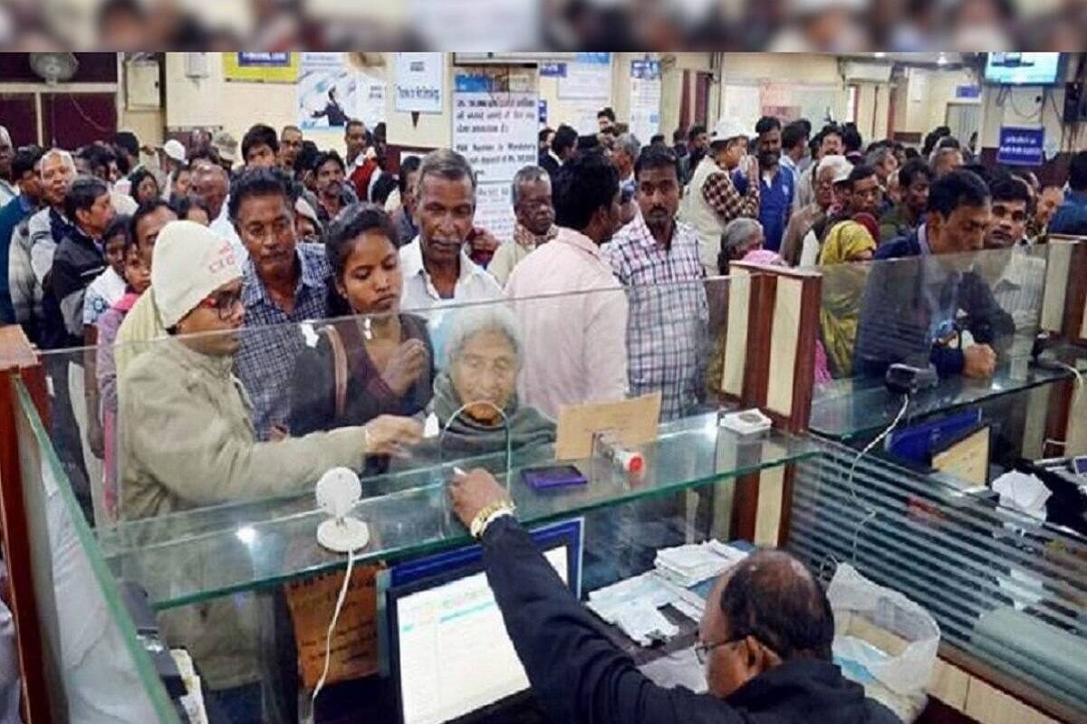 डरी सहमी महिला पहुंची बैंक निकाल रही थी डेढ़ करोड़ मैनेजर को कह रही थैंक्यू