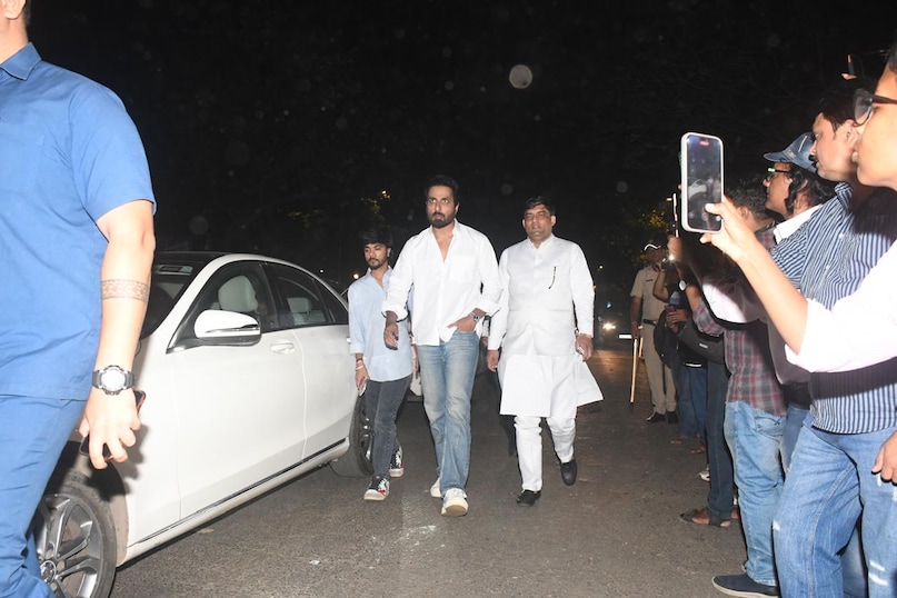 Dharmendra Prayer Meet, Bollywood celebrity deaths, Dharmendra, Dharmendra Prayer Meet in Hema Malini house, Shah Rukh Khan, Salman Khan, Aishwarya Rai Bachchan, Abhishek Bachchan, Jackie Shroff, Shabana Azmi, धर्मेंद्र प्रेयर मीट, धर्मेंद्र प्रेयर मीट में सेलेब्स Dharmendra Prayer Meet, Bollywood celebrity deaths, Dharmendra, Dharmendra Prayer Meet in Hema Malini house, Shah Rukh Khan, Salman Khan, Aishwarya Rai Bachchan, Abhishek Bachchan, Jackie Shroff, Shabana Azmi, धर्मेंद्र प्रेयर मीट, धर्मेंद्र प्रेयर मीट में सेलेब्स