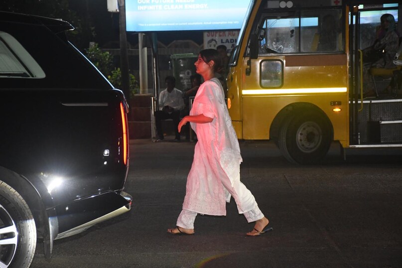 Dharmendra Prayer Meet, Bollywood celebrity deaths, Dharmendra, Dharmendra Prayer Meet in Hema Malini house, Shah Rukh Khan, Salman Khan, Aishwarya Rai Bachchan, Abhishek Bachchan, Jackie Shroff, Shabana Azmi, धर्मेंद्र प्रेयर मीट, धर्मेंद्र प्रेयर मीट में सेलेब्स Dharmendra Prayer Meet, Bollywood celebrity deaths, Dharmendra, Dharmendra Prayer Meet in Hema Malini house, Shah Rukh Khan, Salman Khan, Aishwarya Rai Bachchan, Abhishek Bachchan, Jackie Shroff, Shabana Azmi, धर्मेंद्र प्रेयर मीट, धर्मेंद्र प्रेयर मीट में सेलेब्स