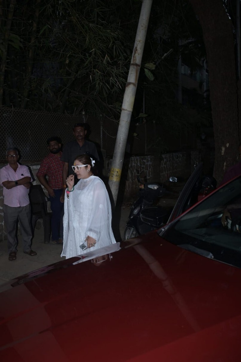 Dharmendra Prayer Meet, Bollywood celebrity deaths, Dharmendra, Dharmendra Prayer Meet in Hema Malini house, Shah Rukh Khan, Salman Khan, Aishwarya Rai Bachchan, Abhishek Bachchan, Jackie Shroff, Shabana Azmi, धर्मेंद्र प्रेयर मीट, धर्मेंद्र प्रेयर मीट में सेलेब्स Dharmendra Prayer Meet, Bollywood celebrity deaths, Dharmendra, Dharmendra Prayer Meet in Hema Malini house, Shah Rukh Khan, Salman Khan, Aishwarya Rai Bachchan, Abhishek Bachchan, Jackie Shroff, Shabana Azmi, धर्मेंद्र प्रेयर मीट, धर्मेंद्र प्रेयर मीट में सेलेब्स