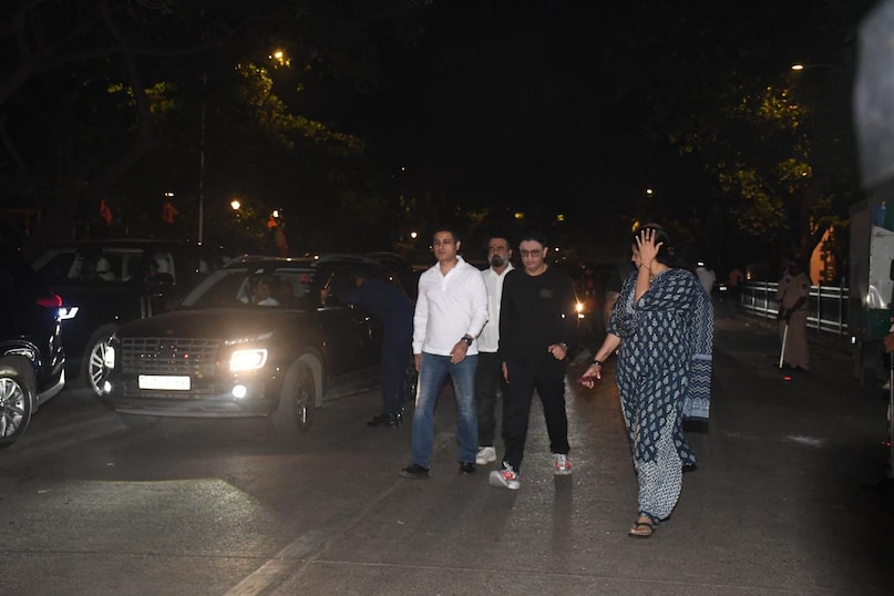 Dharmendra Prayer Meet, Bollywood celebrity deaths, Dharmendra, Dharmendra Prayer Meet in Hema Malini house, Shah Rukh Khan, Salman Khan, Aishwarya Rai Bachchan, Abhishek Bachchan, Jackie Shroff, Shabana Azmi, धर्मेंद्र प्रेयर मीट, धर्मेंद्र प्रेयर मीट में सेलेब्स Dharmendra Prayer Meet, Bollywood celebrity deaths, Dharmendra, Dharmendra Prayer Meet in Hema Malini house, Shah Rukh Khan, Salman Khan, Aishwarya Rai Bachchan, Abhishek Bachchan, Jackie Shroff, Shabana Azmi, धर्मेंद्र प्रेयर मीट, धर्मेंद्र प्रेयर मीट में सेलेब्स