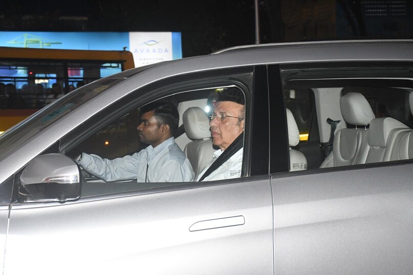 Dharmendra Prayer Meet, Bollywood celebrity deaths, Dharmendra, Dharmendra Prayer Meet in Hema Malini house, Shah Rukh Khan, Salman Khan, Aishwarya Rai Bachchan, Abhishek Bachchan, Jackie Shroff, Shabana Azmi, धर्मेंद्र प्रेयर मीट, धर्मेंद्र प्रेयर मीट में सेलेब्स Dharmendra Prayer Meet, Bollywood celebrity deaths, Dharmendra, Dharmendra Prayer Meet in Hema Malini house, Shah Rukh Khan, Salman Khan, Aishwarya Rai Bachchan, Abhishek Bachchan, Jackie Shroff, Shabana Azmi, धर्मेंद्र प्रेयर मीट, धर्मेंद्र प्रेयर मीट में सेलेब्स