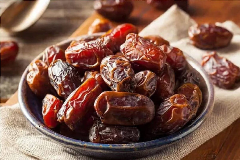 মরশুমি ফলের চাহিদা বরাবরই তুঙ্গে থাকে। বিকানেরেও তাই। তবে শুকনো ফলের যোগান থাকে সবসময়ই। চাহিদাও কমে না। যেমন খেজুর। কিন্তু কাঁচা খেজুর সারা বছরে মাত্র এক মাসই বিকানেরের বাজারে বিক্রি হয়। মরশুমি ফলের চাহিদা বরাবরই তুঙ্গে থাকে। বিকানেরেও তাই। তবে শুকনো ফলের যোগান থাকে সবসময়ই। চাহিদাও কমে না। যেমন খেজুর। কিন্তু কাঁচা খেজুর সারা বছরে মাত্র এক মাসই বিকানেরের বাজারে বিক্রি হয়।