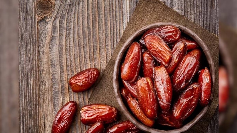 খেজুর পুষ্টি উপাদানে ভরপুর। শরীরের সামগ্রিক সুস্থতার জন্য মারাত্মক কার্যকরী। বিকানেরের স্থানীয় ফল বিক্রেতা নরেশ পঞ্জাবি লোকাল 18-কে বললেন, বছরের মাত্র ৩০ দিন কাঁচা খেজুর পাওয়া যায়। অনেকে একে খড়ক-ও বলেন। বর্ষার মরশুমে অর্থাৎ শুধু জুলাই মাসেই এই খেজুর বাজারে বিক্রি হয়। ফলে ব্যাপক চাহিদা থাকে। খেজুর পুষ্টি উপাদানে ভরপুর। শরীরের সামগ্রিক সুস্থতার জন্য মারাত্মক কার্যকরী। বিকানেরের স্থানীয় ফল বিক্রেতা নরেশ পঞ্জাবি লোকাল 18-কে বললেন, বছরের মাত্র ৩০ দিন কাঁচা খেজুর পাওয়া যায়। অনেকে একে খড়ক-ও বলেন। বর্ষার মরশুমে অর্থাৎ শুধু জুলাই মাসেই এই খেজুর বাজারে বিক্রি হয়। ফলে ব্যাপক চাহিদা থাকে।