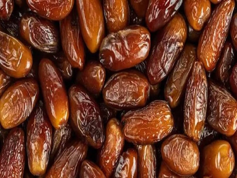 খেজুরে পর্যাপ্ত পরিমাণে গ্লুকোজ, ফ্রুক্টোজ ও সুক্রোজ পাওয়া যায়। এর ফলে তাৎক্ষণিক শক্তি যোগাতে খেজুরের জুড়ি নেই। এতে ক্যালসিয়াম, ম্যাঙ্গানিজ ও কপারের মতো খনিজ রয়েছে, যা হাড় সুস্থ রাখতে সহায়ক। খেজুরে পর্যাপ্ত পরিমাণে গ্লুকোজ, ফ্রুক্টোজ ও সুক্রোজ পাওয়া যায়। এর ফলে তাৎক্ষণিক শক্তি যোগাতে খেজুরের জুড়ি নেই। এতে ক্যালসিয়াম, ম্যাঙ্গানিজ ও কপারের মতো খনিজ রয়েছে, যা হাড় সুস্থ রাখতে সহায়ক।