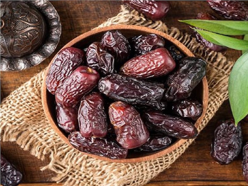 হার্টের সামগ্রিক স্বাস্থ্য ভাল রাখে খেজুর। শরীরের ব্যাড কোলেস্টেরলের মাত্রা কমাতে সাহায্য করে। ফলে হার্ট ভাল থাকে। এর জন্য প্রতিদিন সকাল বা সন্ধ্যায় ৩ থেকে ৪টি খেজুর খাওয়ার পরামর্শ দেওয়া হয়। হার্টের সামগ্রিক স্বাস্থ্য ভাল রাখে খেজুর। শরীরের ব্যাড কোলেস্টেরলের মাত্রা কমাতে সাহায্য করে। ফলে হার্ট ভাল থাকে। এর জন্য প্রতিদিন সকাল বা সন্ধ্যায় ৩ থেকে ৪টি খেজুর খাওয়ার পরামর্শ দেওয়া হয়।