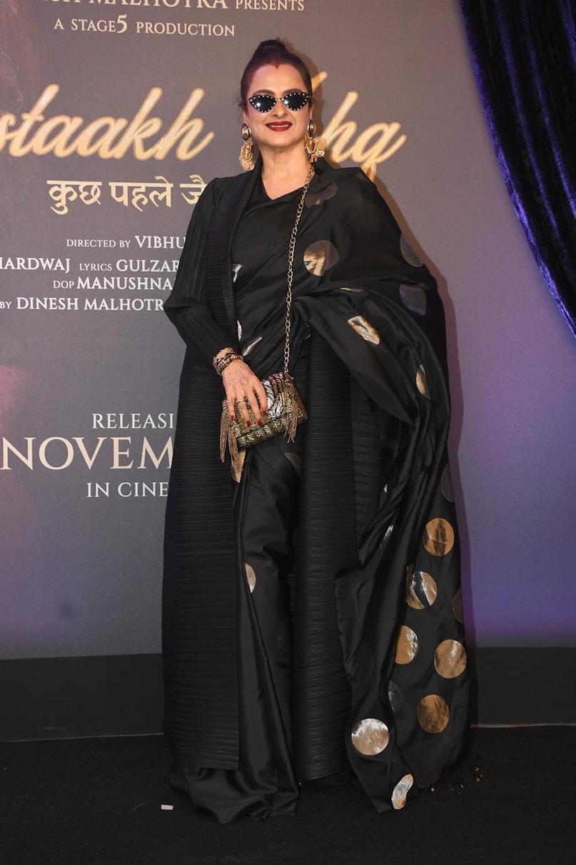 रेखा ने मनीष मल्होत्रा के डेब्यू प्रोडक्शन 'गुस्ताख इश्क' की स्क्रीनिंग पर काले रंग की साड़ी में सबका ध्यान खींचा. रेखा का इवेंट में डीवा अंदाज दिखा. 