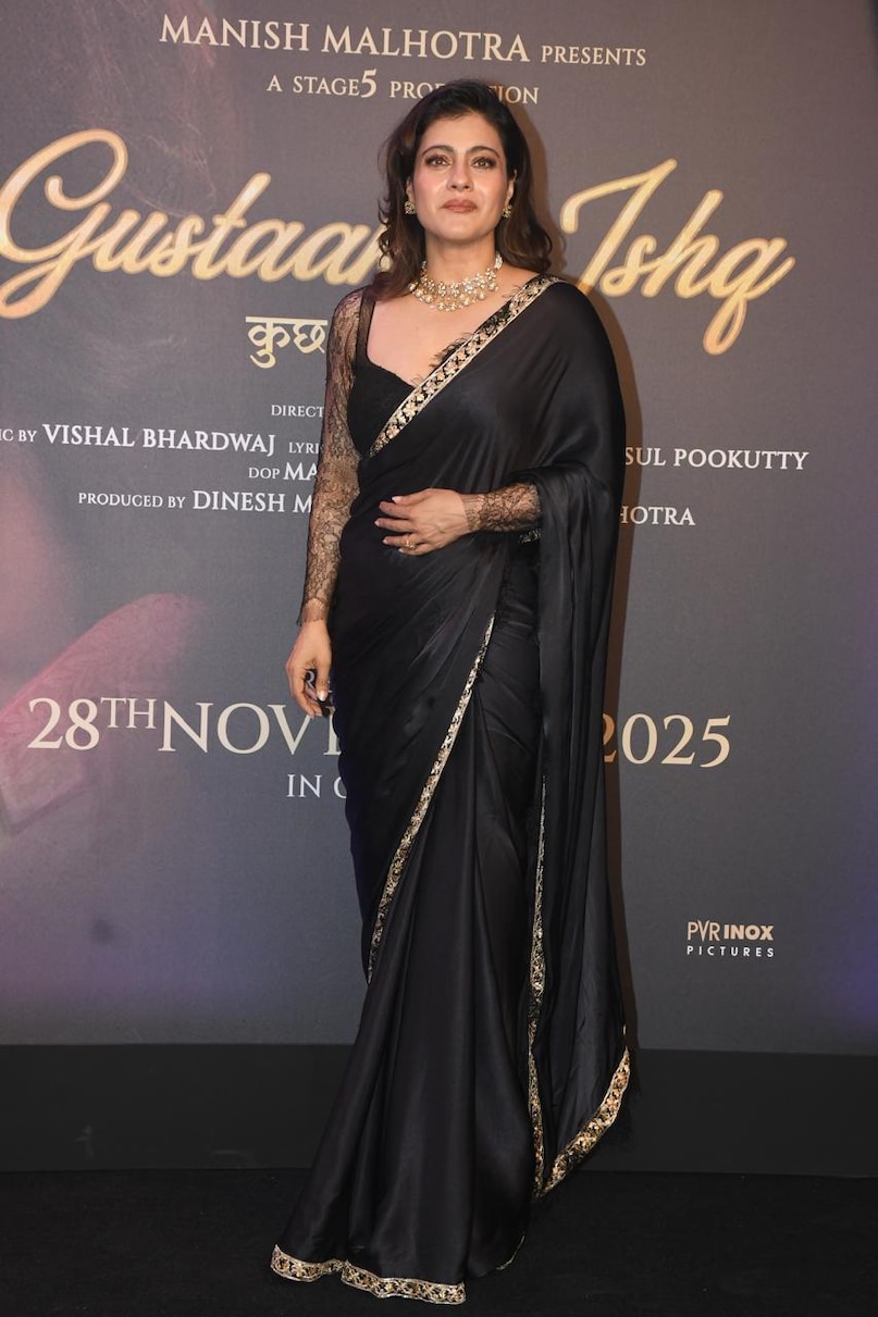 काजोल ब्लैक सिल्क साड़ी और लेस ब्लाउज में बेहद खूबसूरत लगीं. उन्होंने बालों में सॉफ्ट कर्ल्स रखे थे. 