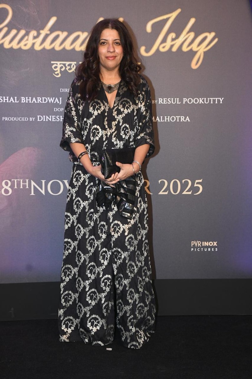 जोया अख्तर ब्लैक और सिल्वर लॉन्ग ड्रेस में बोहो लुक में दिखीं. उन्होंने लॉन्ग ब्लैक ड्रैस में इवेंट अटेंड किया.