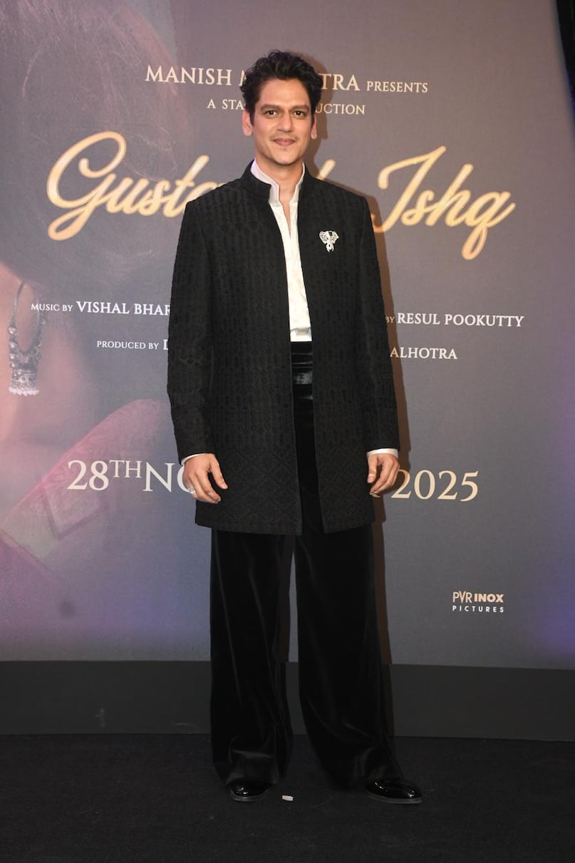 विजय वर्मा ब्लैक लॉन्ग जैकेट और मैचिंग पैंट्स में डैपर लुक में दिखे.