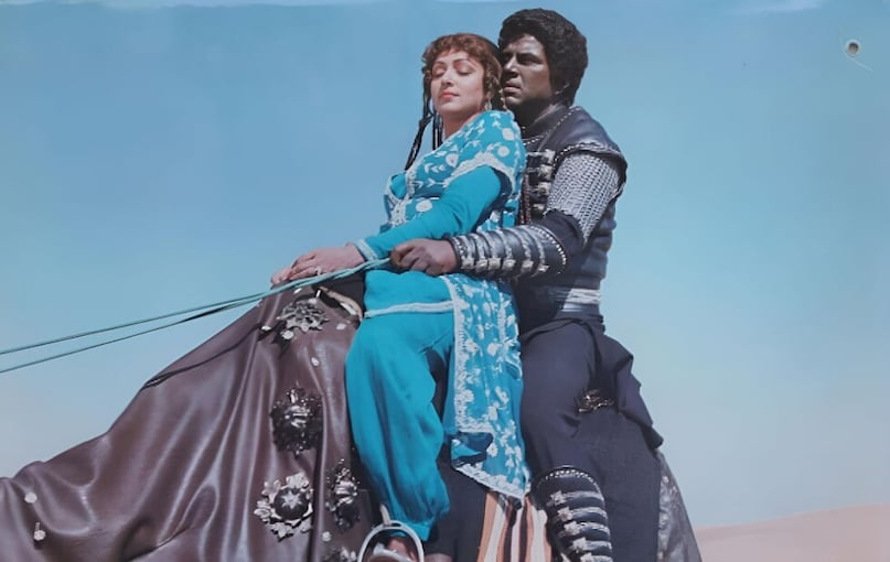 70 के दशक के अंत और 80 के दशक में परवीन बॉबी ने 'अमर अकबर एंथनी', 'नमक हलाल', 'शान', 'काला पत्थर', 'क्रांति' और 'द बर्निंग ट्रेन' जैसी फिल्मों से हिंदी फिल्म इंडस्ट्री में अपनी खास पहचान बनाई. परवीन बॉबी अपने समय की सबसे बोल्ड एक्ट्रेसेस में शामिल थीं. उन्होंने उस दौर में अपनी ऑनस्क्रीन को-स्टार एक्ट्रेस को किस किया था.