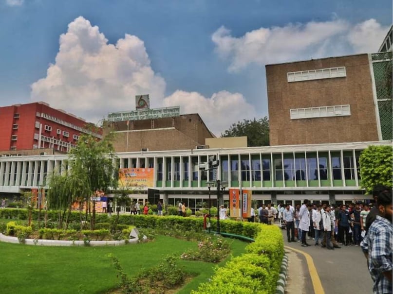 एम्स में अभी तक ऑनलाइन और ऑफलाइन दो तरह से मरीज इलाज कराने आते थे. उन्होंने कहा कि एम्स में ऑनलाइन सिस्टम को और मजबूत बनाया जा रहा है. अस्पताल के अंदर हर जानकारी ऑनलाइन डैशबोर्ड पर देने के साथ ही जो मरीज ऑनलाइन अपॉइंटमेंट लेकर इलाज कराने आएंगे उन्हें इलाज में प्राथमिकता दी जाएगी. बिना अपॉइंटमेंट यहां आकर कष्ट झेलने की जरूरत नहीं है. ऐसे लोगों को इलाज के लिए लंबा इंतजार करना पड़ सकता है. 