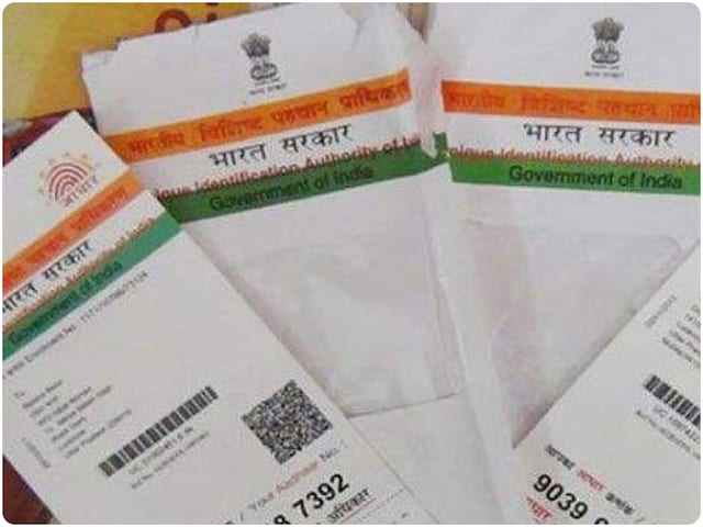 फुटपाथ पर किसने फेंके आधार कार्ड,लोगों की पहचान कैसे पहुंची बंगाल की सड़कों पर