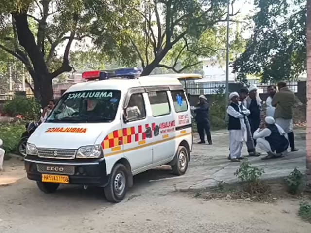 कश्मीर के बडगाम में कार-ट्रक की टक्कर में 4 लोगों की मौत, 5 लोग घायल