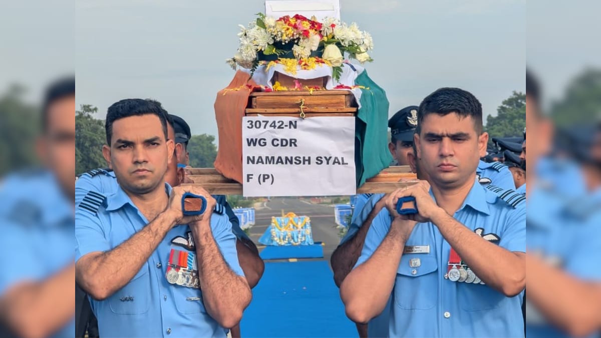 भारत आया विंग कमांडर नमांश स्याल का पार्थिव शरीर, नम आंखों से हुआ विदाई