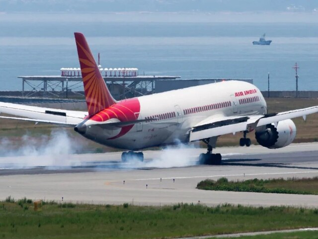 दिल्ली-अहमदाबाद एयर इंडिया फ्लाइट में बजा फायर अलार्म, वापस रनवे पर लौटा विमान