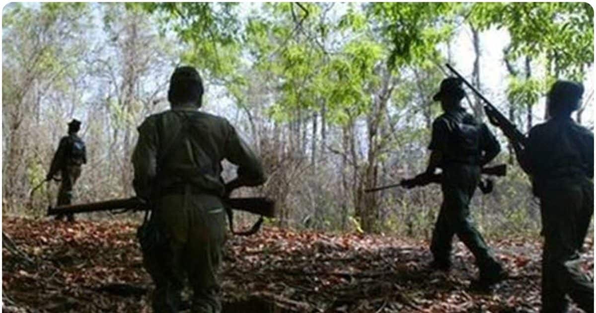 माओवाद को बड़ा झटका, 3 टॉप लीडर सहित 37 कैडर ने पुलिस के सामने किया सरेंडर