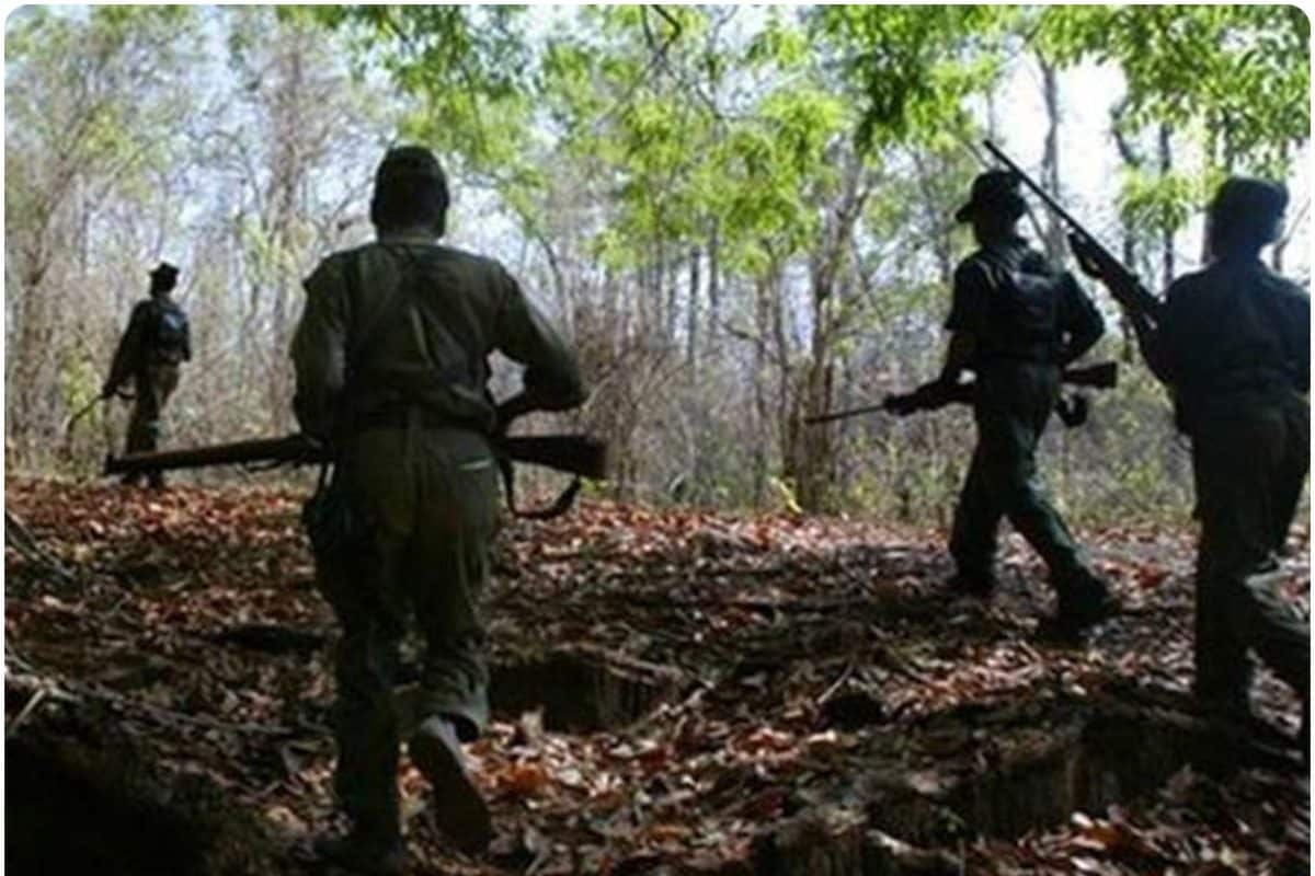 माओवाद को बड़ा झटका 3 टॉप लीडर सहित 37 कैडर ने पुलिस के सामने किया सरेंडर