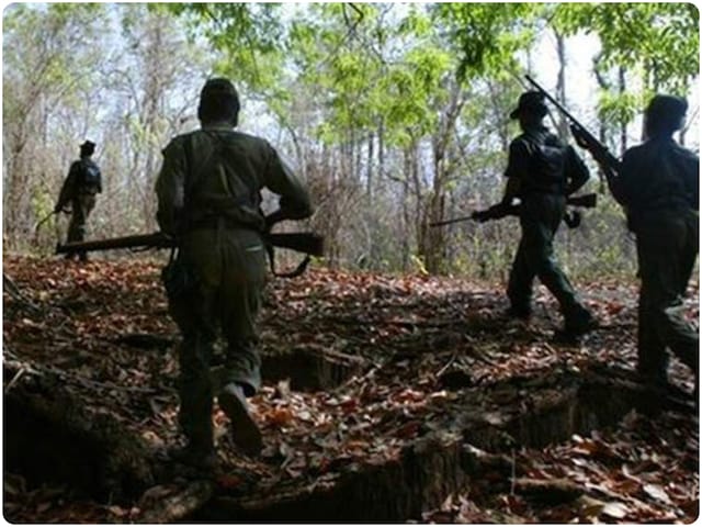 माओवाद को बड़ा झटका, 3 टॉप लीडर सहित 37 कैडर ने पुलिस के सामने किया सरेंडर