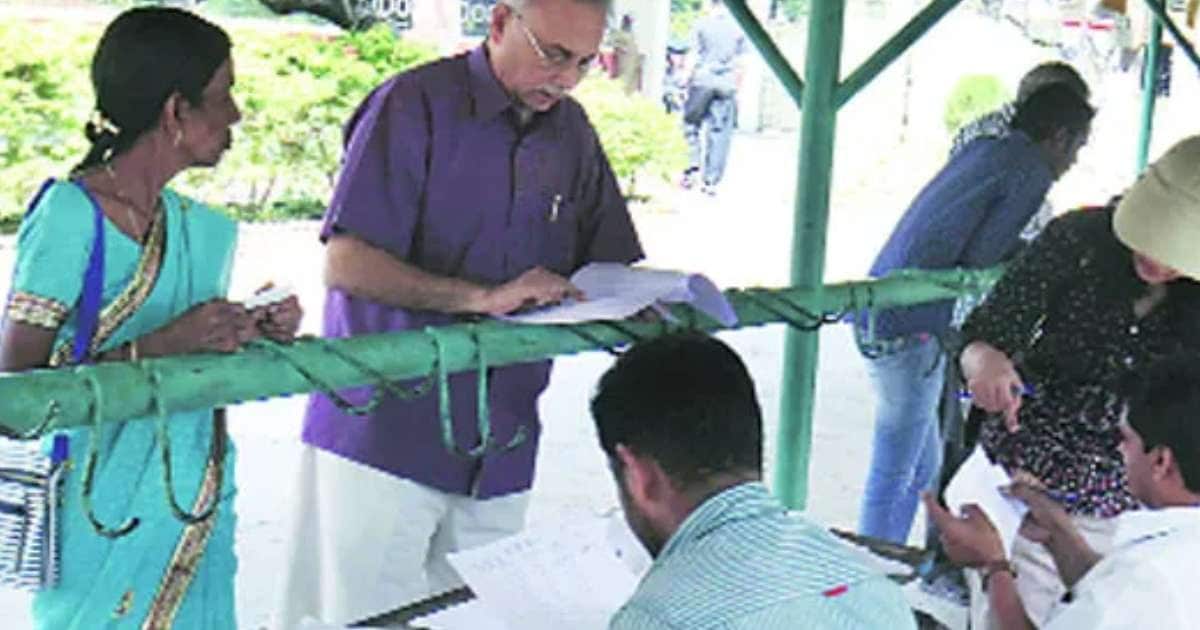 क्या सच में SIR वाले BLO पर है बहुत प्रेशर, समझें वोटर लिस्ट ठीक करने का गणित