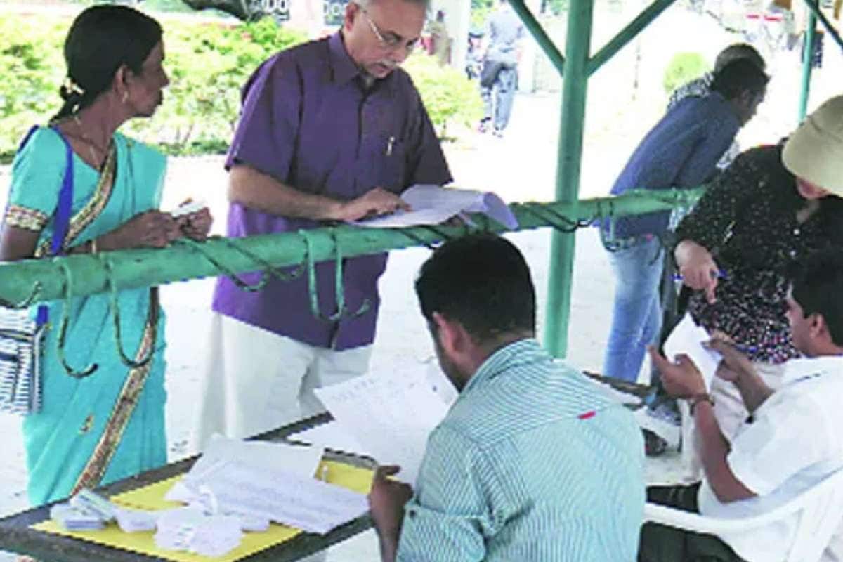 क्या सच में SIR वाले BLO पर है बहुत प्रेशर समझें वोटर लिस्ट ठीक करने का गणित