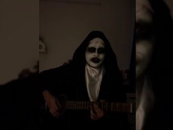 गिटार लेकर गाने लगी ‘भूतनी’, सुनाया रोमांटिक गाना,  देख लोग बोले......