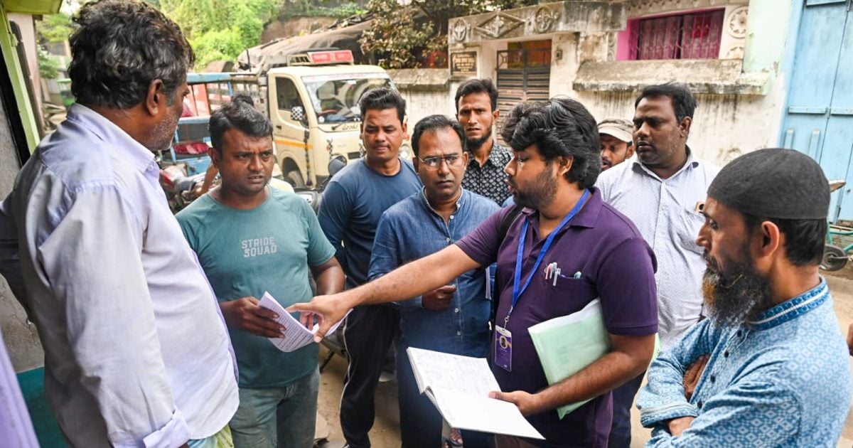 PHOTO: SIR पर छाती पीट रहा विपक्ष, लोग बढ़-चढ़कर वोटर लिस्‍ट अपडेट में जुटे