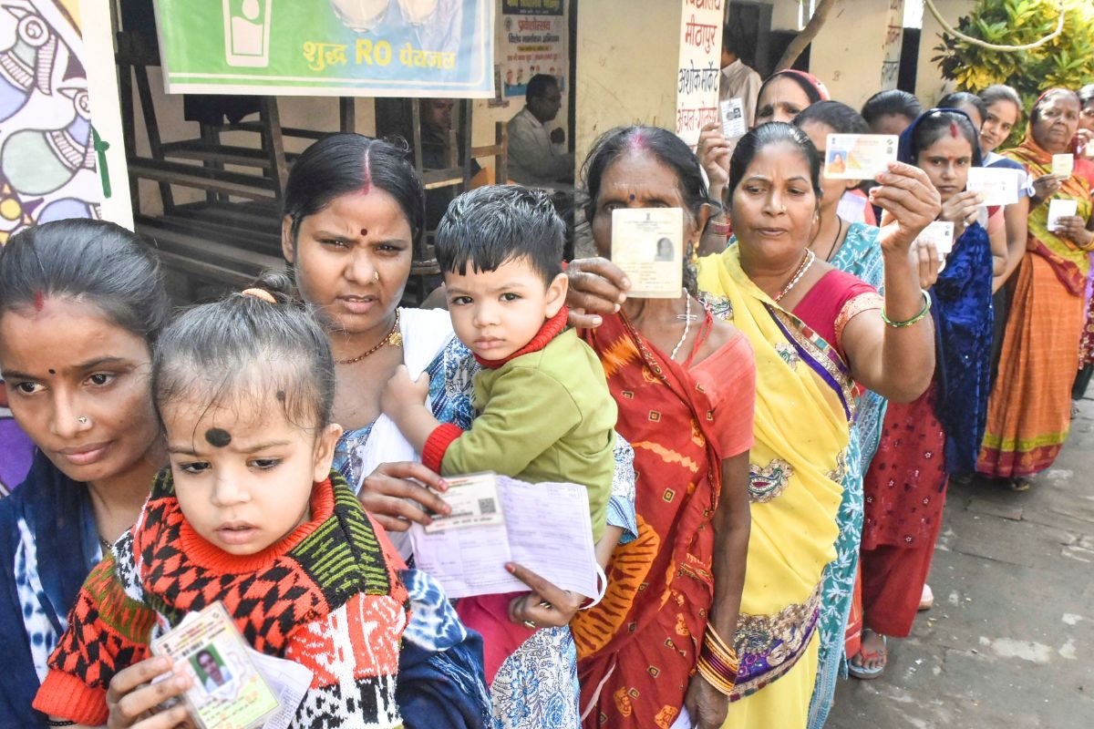 बिहार में 122 सीटों पर आज डाले जाएंगे वोट, दिल्ली विस्फोट के बाद बढ़ी सुरक्षा