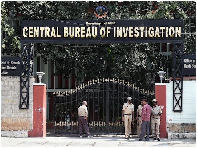 ऐसे ऑफिसर सर्विस में रहने लायक नहीं, सुप्रीम कोर्ट ने CBI को लगाई कड़ी फटकार