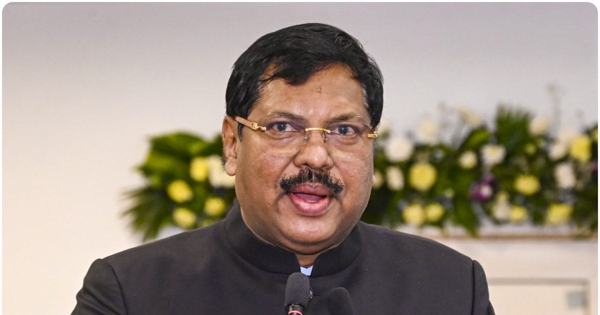 अदालतों के पास न तो तलवार की ताकत है और न ही... CJI बी आर गवई क्यों बोले?