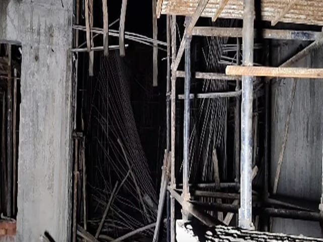 निर्माणाधीन इंडोर स्टेडियम में हादसा, 1 मजदूर की मौत, 3 साथी घायल