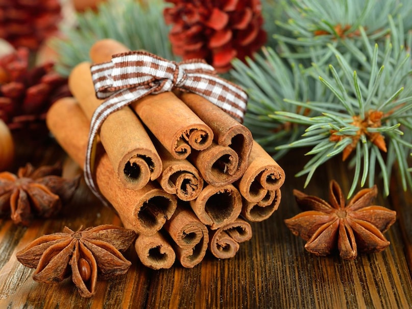 1.दालचीनी की चाय - डायबिटीज को खत्म करने के लिए दालचीनी की चाय का सेवन करें. दालचीनी में ऐसे तत्व पाए जाते हैं जो खून में मौजूद अतिरिक्त शुगर को कम करने में मदद करते हैं. अगर रोज सुबह दालचीनी पाउडर को पानी में उबालकर या भिगोकर चाय की तरह पिया जाए तो इंसुलिन पर असर बेहतर होता है और खाली पेट शुगर लेवल कम हो सकता है. इसके अलावा दालचीनी में मौजूद एंटीऑक्सिडेंट्स शरीर में सूजन और ऑक्सीडेटिव स्ट्रेस को कम करते हैं जो प्रीडायबिटीज से जुड़े होते हैं. दालचीनी सिर्फ शुगर ही नहीं बल्कि दिल की सेहत के लिए भी अच्छी है. यह कोलेस्ट्रॉल और ट्राइग्लिसराइड्स को कम करने में मदद करती है. दालचीनी की चाय का मतलब यह नहीं है कि आप दूध-चीनी वाली चाय में दालचीनी मिला दें. आपको सिर्फ पानी और दालचीनी को मिलाकर ब्यॉल करना होगा. 1.दालचीनी की चाय - डायबिटीज को खत्म करने के लिए दालचीनी की चाय का सेवन करें. दालचीनी में ऐसे तत्व पाए जाते हैं जो खून में मौजूद अतिरिक्त शुगर को कम करने में मदद करते हैं. अगर रोज सुबह दालचीनी पाउडर को पानी में उबालकर या भिगोकर चाय की तरह पिया जाए तो इंसुलिन पर असर बेहतर होता है और खाली पेट शुगर लेवल कम हो सकता है. इसके अलावा दालचीनी में मौजूद एंटीऑक्सिडेंट्स शरीर में सूजन और ऑक्सीडेटिव स्ट्रेस को कम करते हैं जो प्रीडायबिटीज से जुड़े होते हैं. दालचीनी सिर्फ शुगर ही नहीं बल्कि दिल की सेहत के लिए भी अच्छी है. यह कोलेस्ट्रॉल और ट्राइग्लिसराइड्स को कम करने में मदद करती है. दालचीनी की चाय का मतलब यह नहीं है कि आप दूध-चीनी वाली चाय में दालचीनी मिला दें. आपको सिर्फ पानी और दालचीनी को मिलाकर ब्यॉल करना होगा.